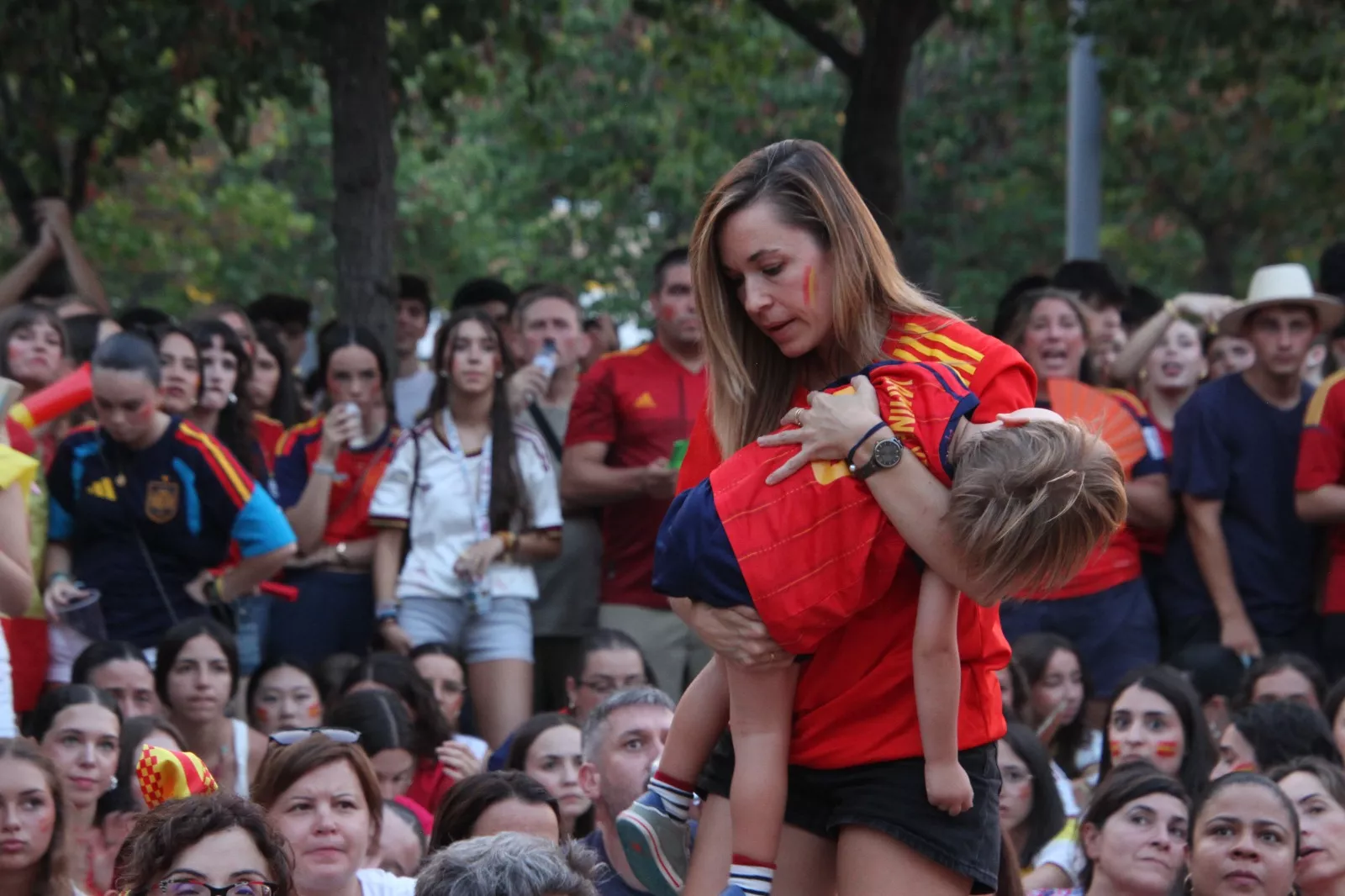 Oscenses animando a la Selección Española en la final del Mundial de Fútbol 2026. Foto Carlos Neofato