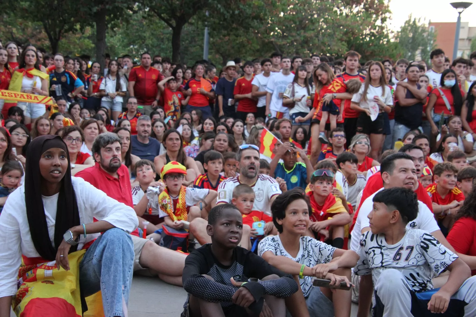 Oscenses animando a la Selección Española en la final del Mundial de Fútbol 2026. Foto Carlos Neofato