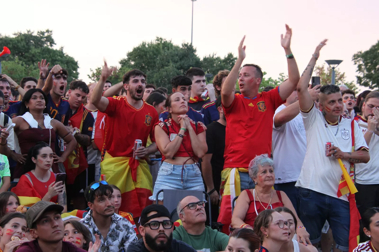 Oscenses animando a la Selección Española en la final del Mundial de Fútbol 2026. Foto Carlos Neofato