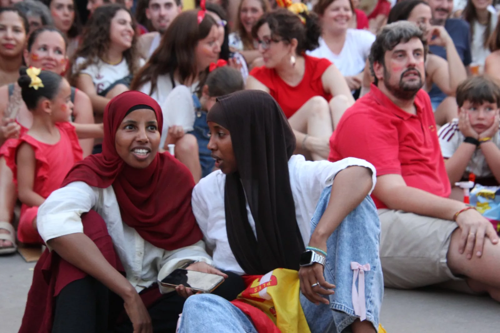 Oscenses animando a la Selección Española en la final del Mundial de Fútbol 2026. Foto Carlos Neofato