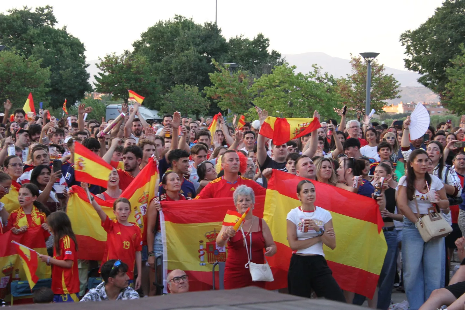 Oscenses animando a la Selección Española en la final del Mundial de Fútbol 2026. Foto Carlos Neofato