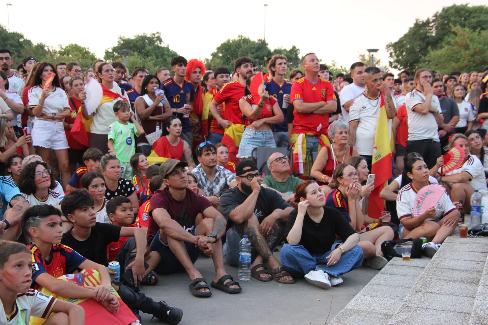 Oscenses animando a la Selección Española en la final del Mundial de Fútbol 2026. Foto Carlos Neofato