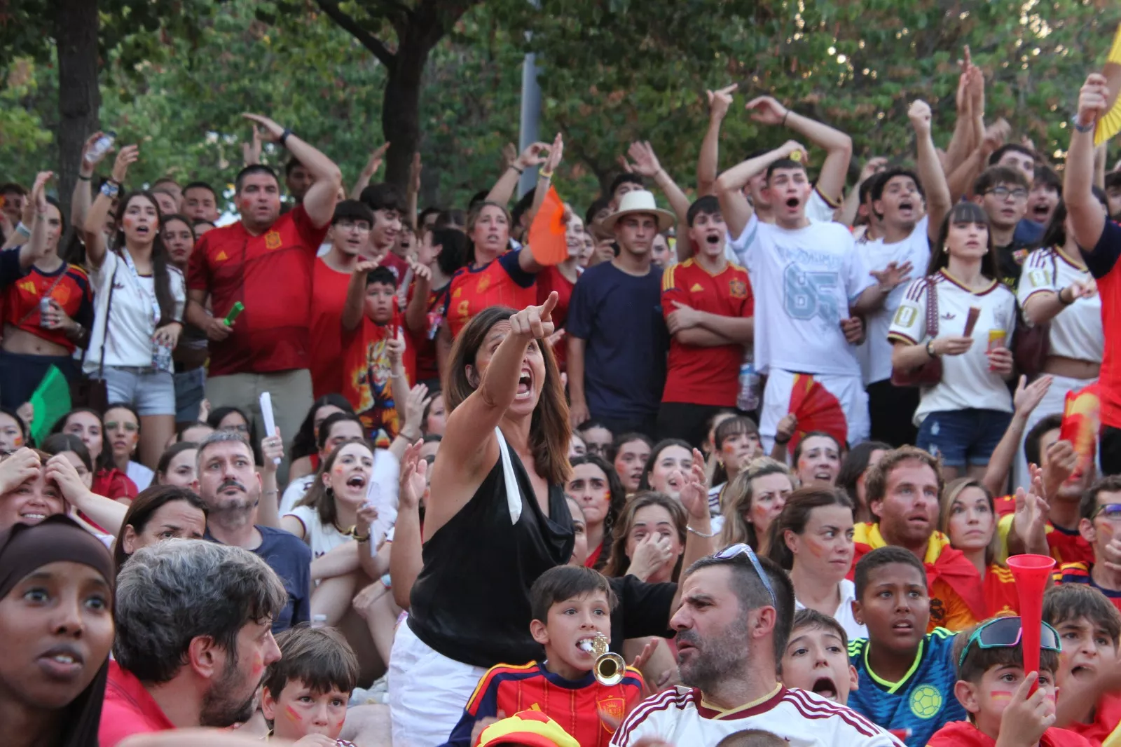 Oscenses animando a la Selección Española en la final del Mundial de Fútbol 2026. Foto Carlos Neofato
