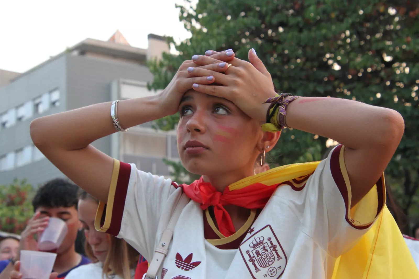 Oscenses animando a la Selección Española en la final del Mundial de Fútbol 2026. Foto Carlos Neofato