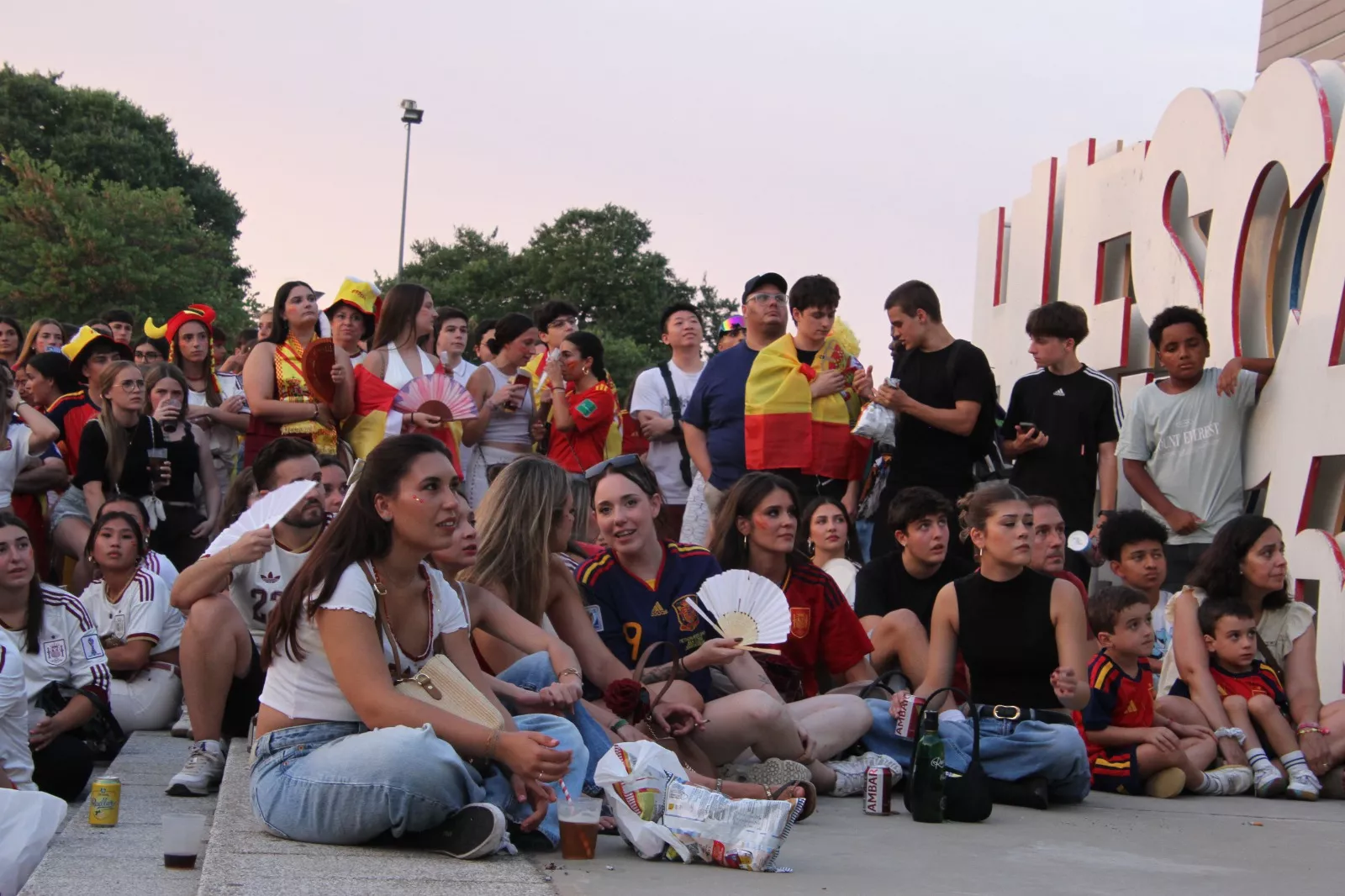 Oscenses animando a la Selección Española en la final del Mundial de Fútbol 2026. Foto Carlos Neofato