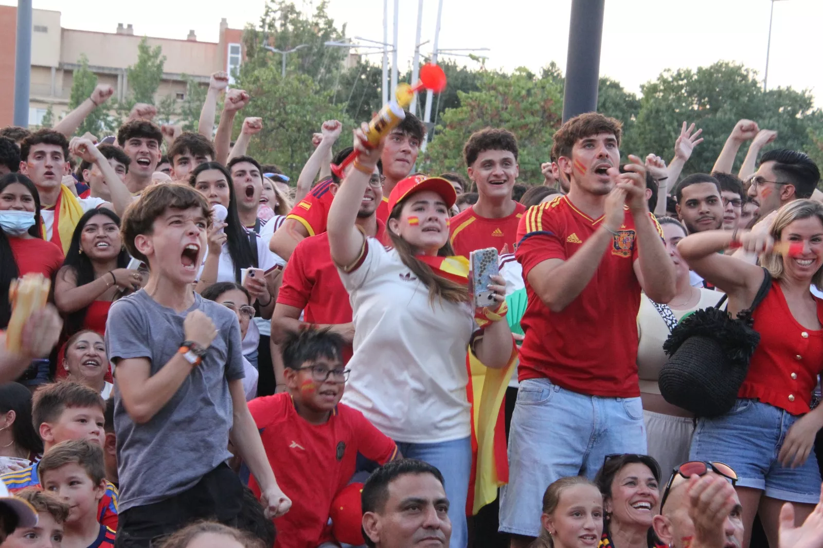 Oscenses animando a la Selección Española en la final del Mundial de Fútbol 2026. Foto Carlos Neofato