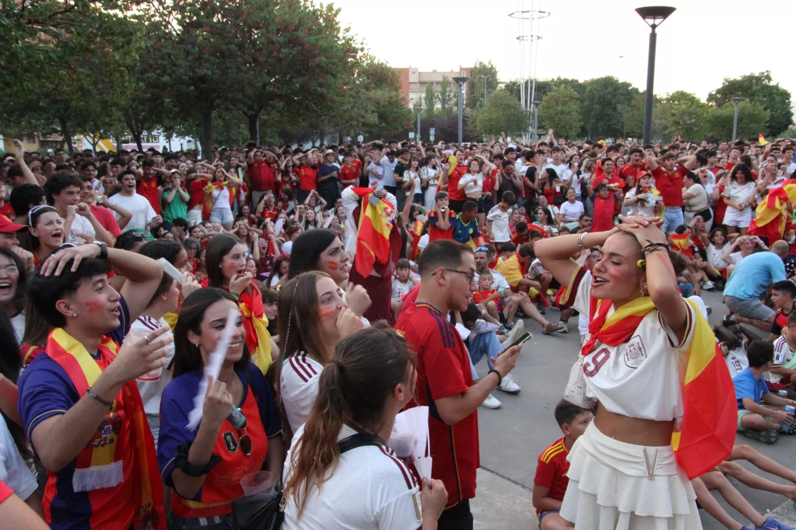Oscenses animando a la Selección Española en la final del Mundial de Fútbol 2026. Foto Carlos Neofato