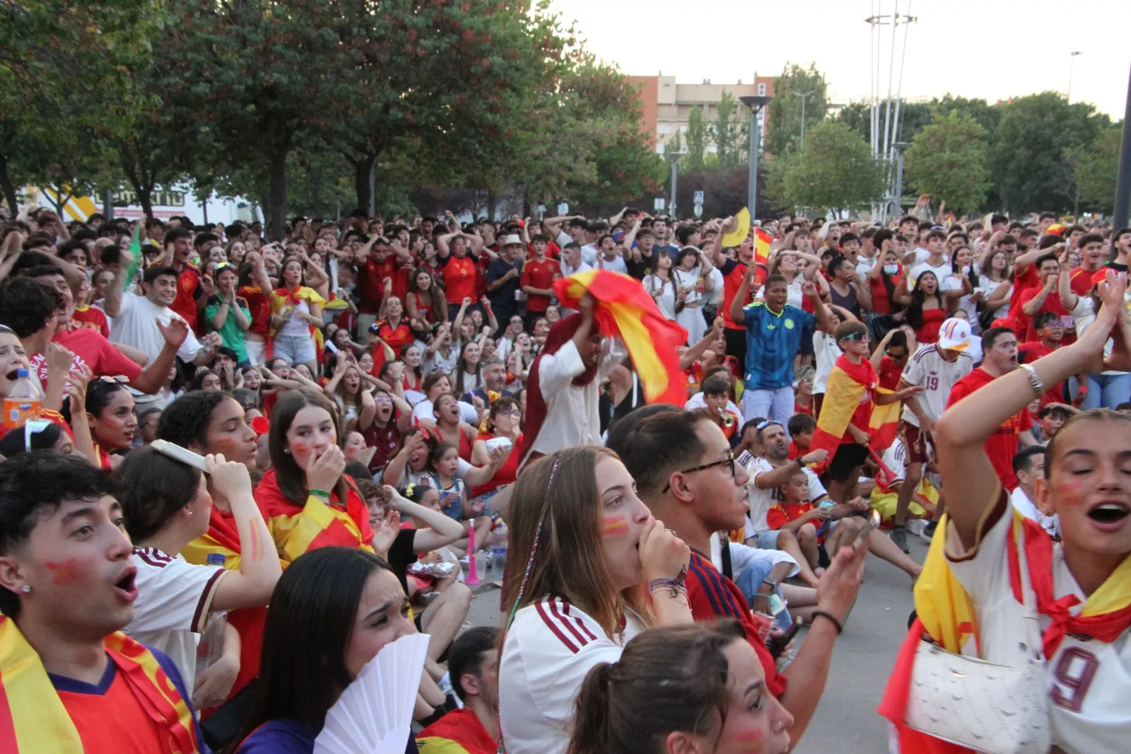 Oscenses animando a la Selección Española en la final del Mundial de Fútbol 2026. Foto Carlos Neofato