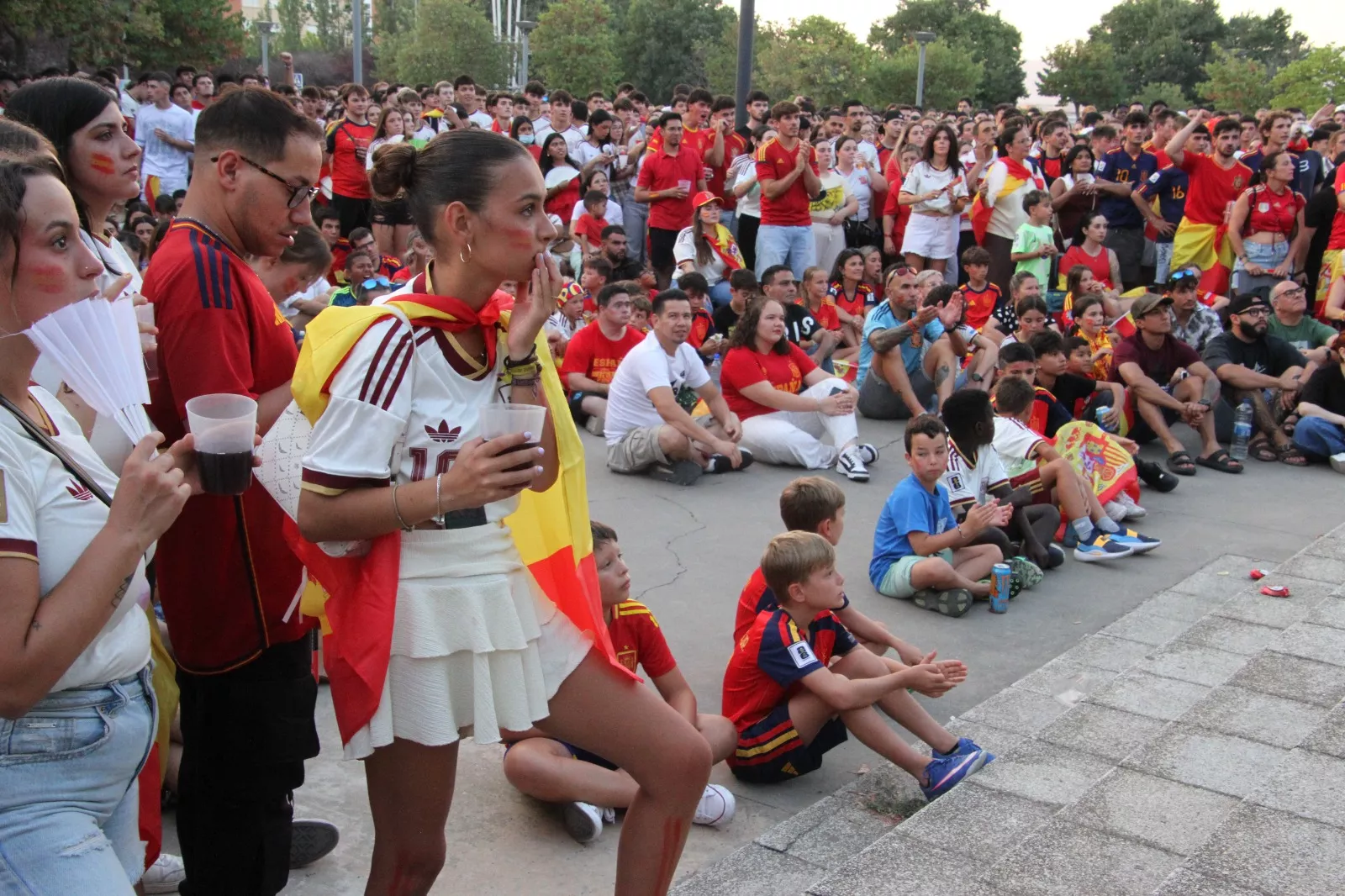 Oscenses animando a la Selección Española en la final del Mundial de Fútbol 2026. Foto Carlos Neofato