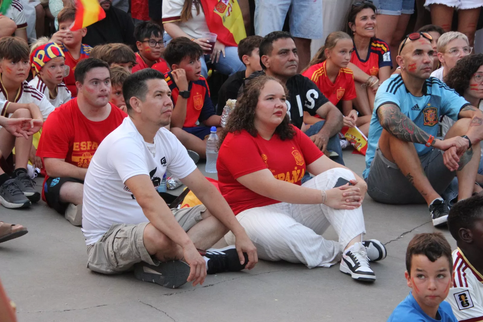 Oscenses animando a la Selección Española en la final del Mundial de Fútbol 2026. Foto Carlos Neofato
