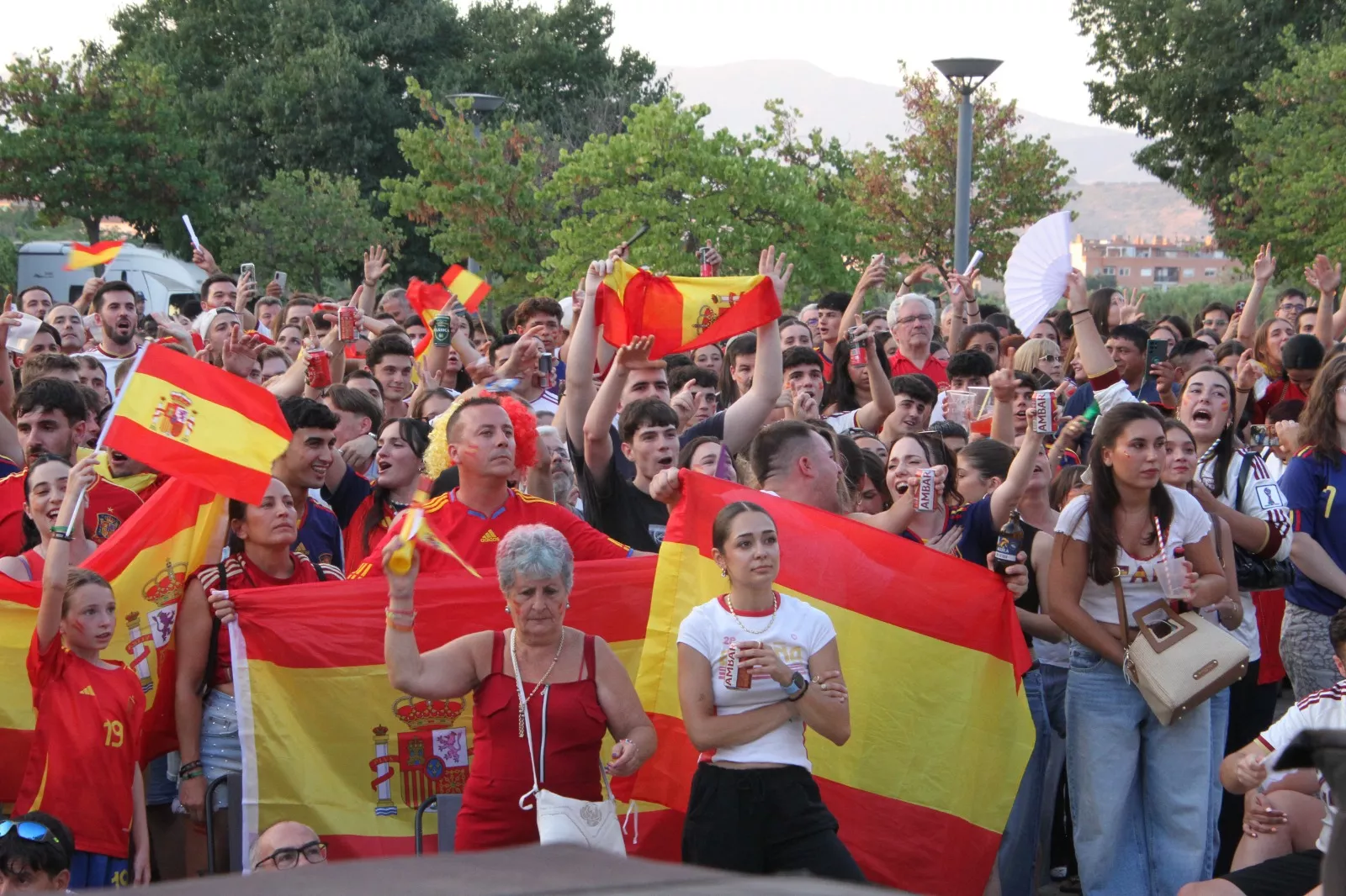 Oscenses animando a la Selección Española en la final del Mundial de Fútbol 2026. Foto Carlos Neofato