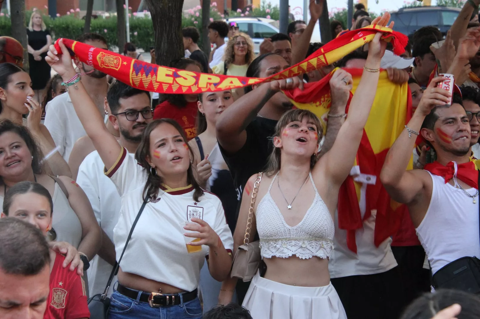 Oscenses animando a la Selección Española en la final del Mundial de Fútbol 2026. Foto Carlos Neofato