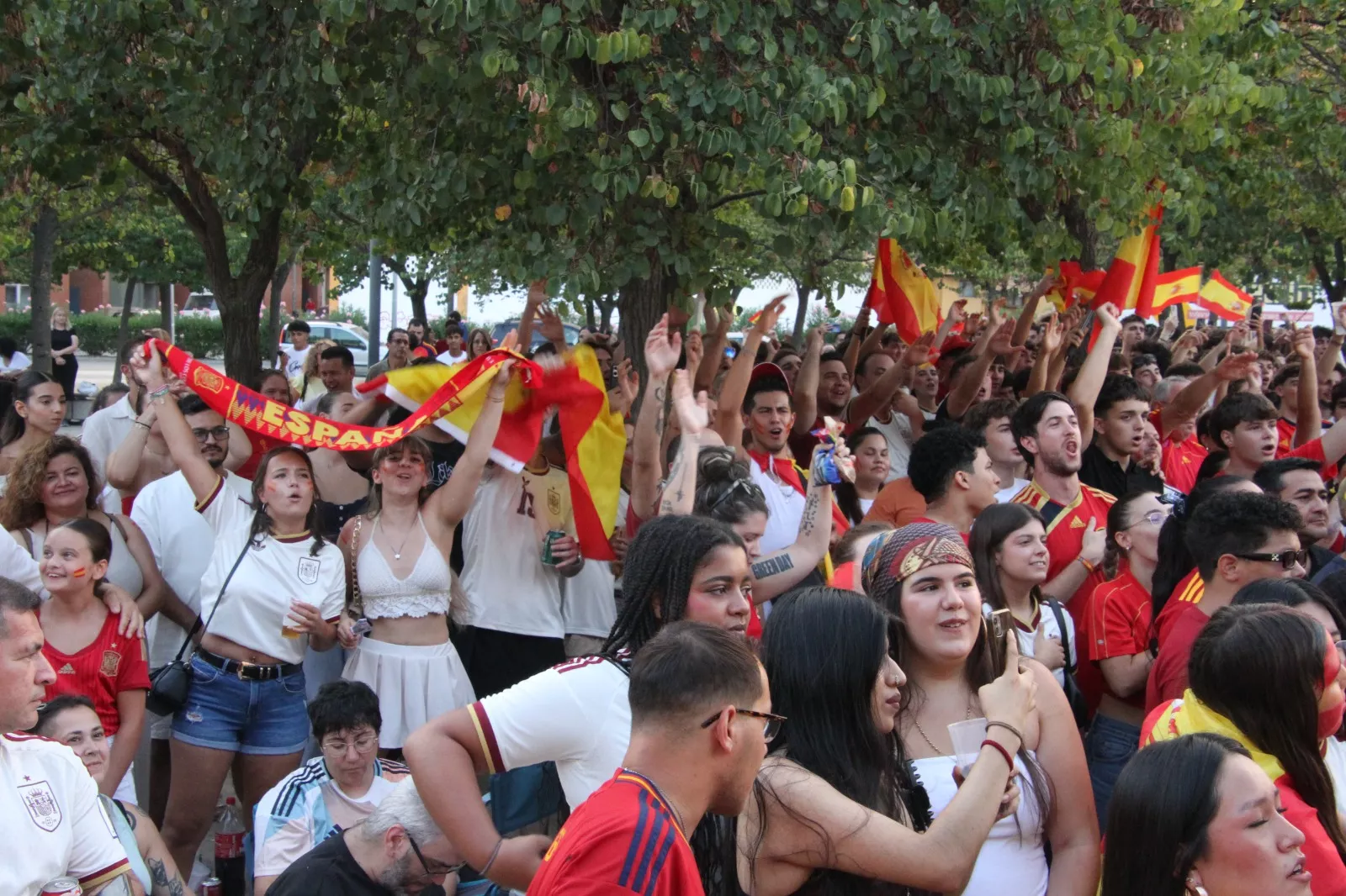 Oscenses animando a la Selección Española en la final del Mundial de Fútbol 2026. Foto Carlos Neofato