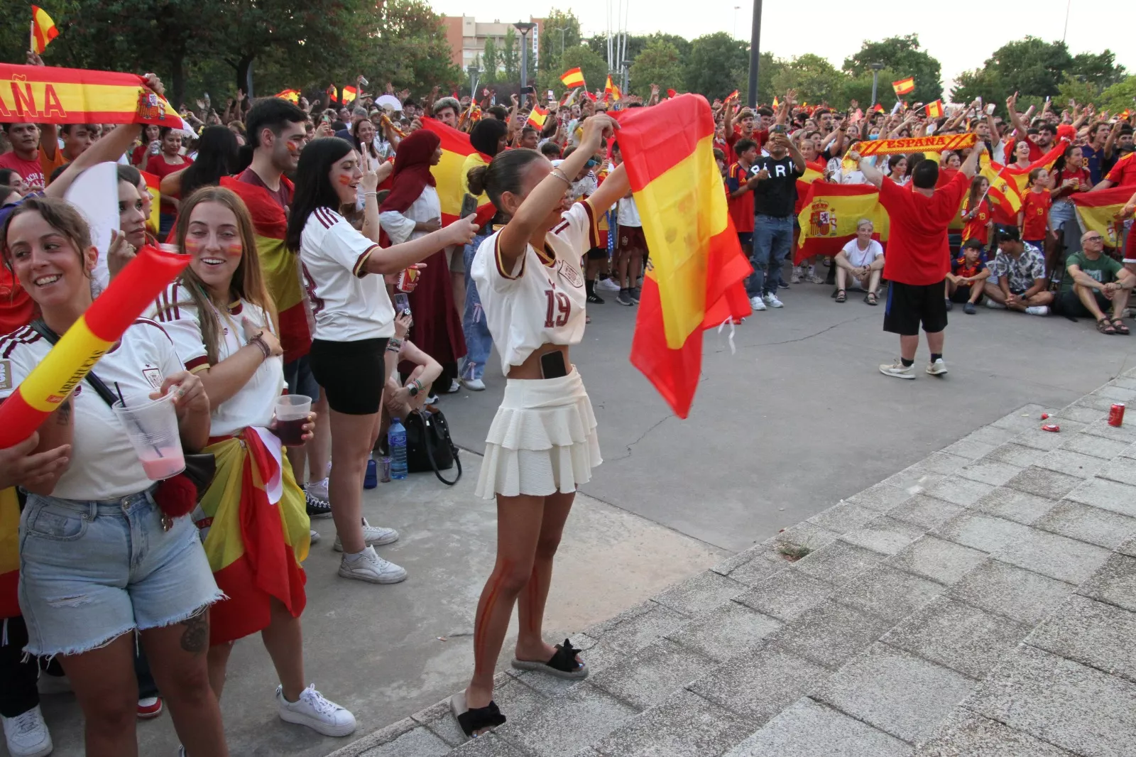 Oscenses animando a la Selección Española en la final del Mundial de Fútbol 2026. Foto Carlos Neofato