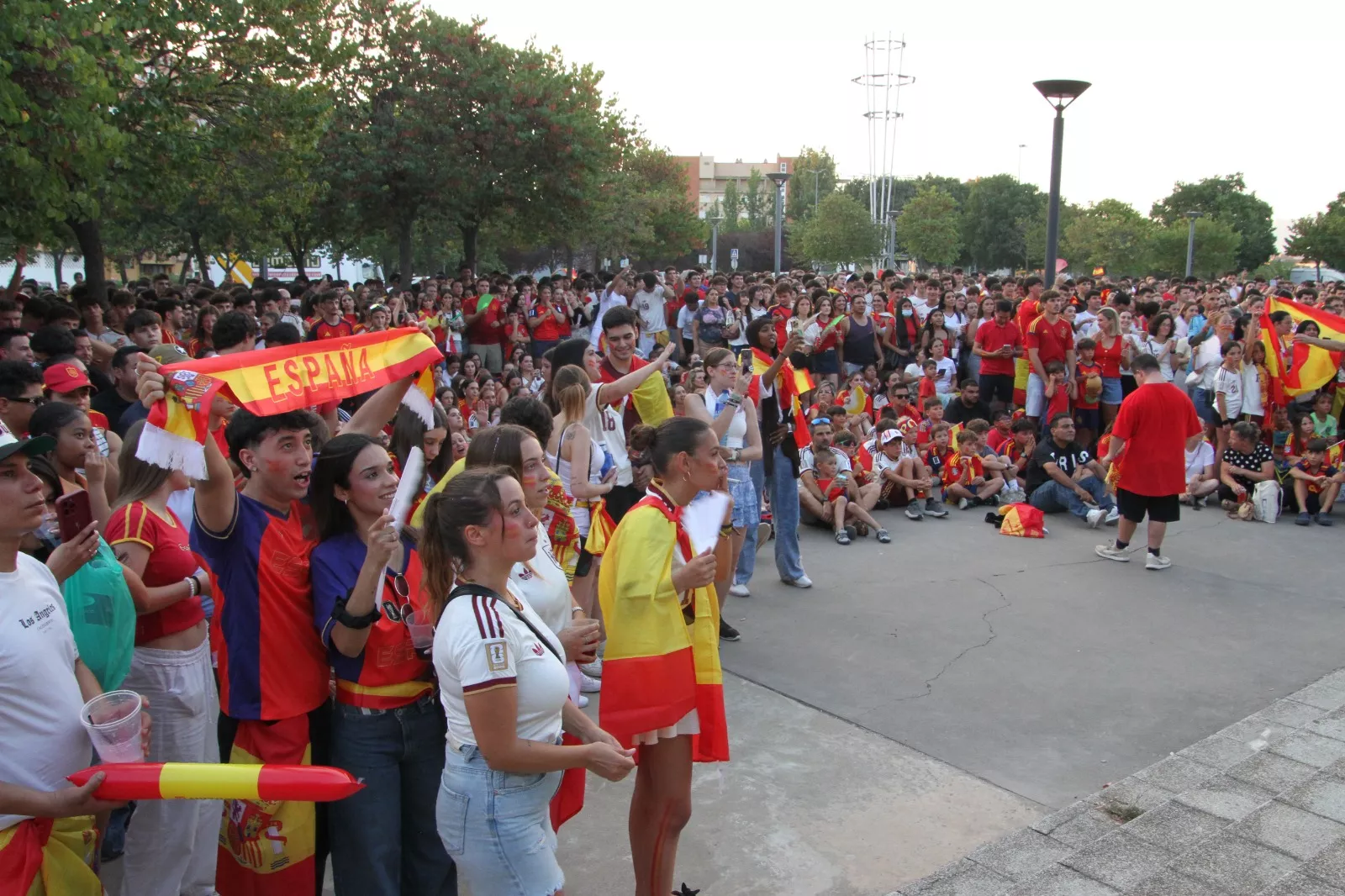 Oscenses animando a la Selección Española en la final del Mundial de Fútbol 2026. Foto Carlos Neofato