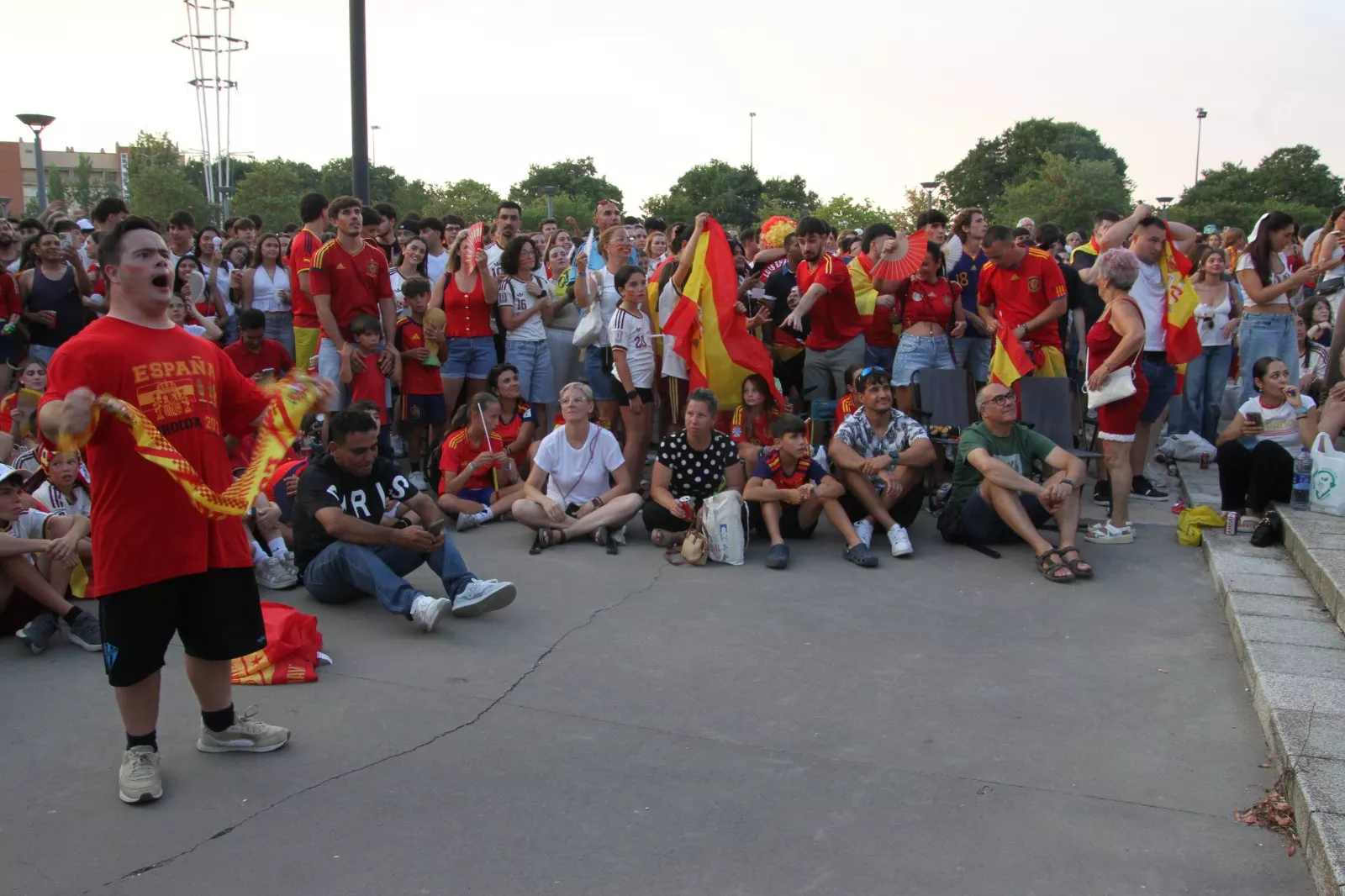 Oscenses animando a la Selección Española en la final del Mundial de Fútbol 2026. Foto Carlos Neofato