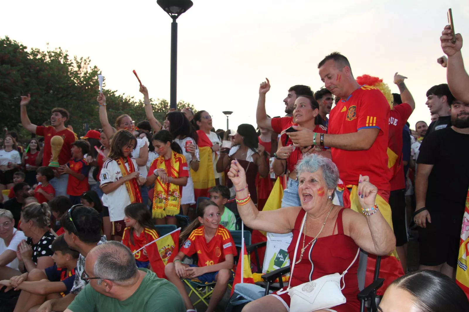 Oscenses animando a la Selección Española en la final del Mundial de Fútbol 2026. Foto Carlos Neofato