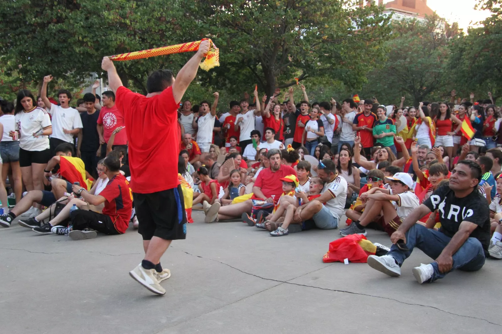 Oscenses animando a la Selección Española en la final del Mundial de Fútbol 2026. Foto Carlos Neofato