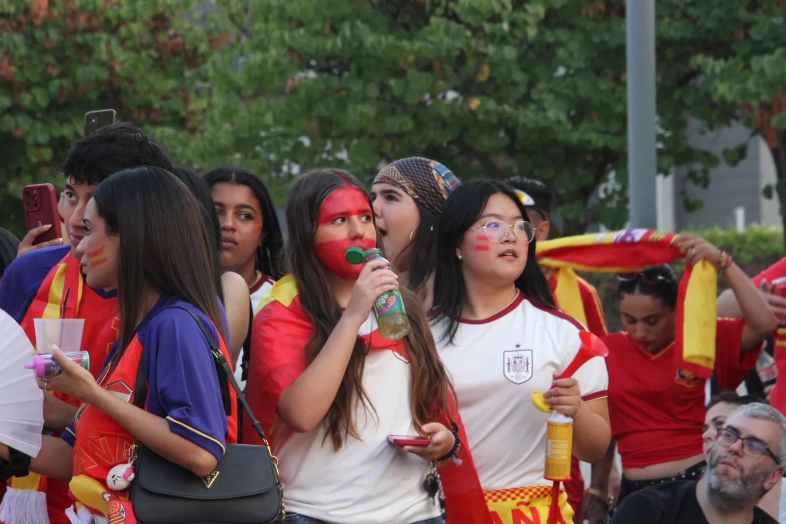 Oscenses animando a la Selección Española en la final del Mundial de Fútbol 2026. Foto Carlos Neofato