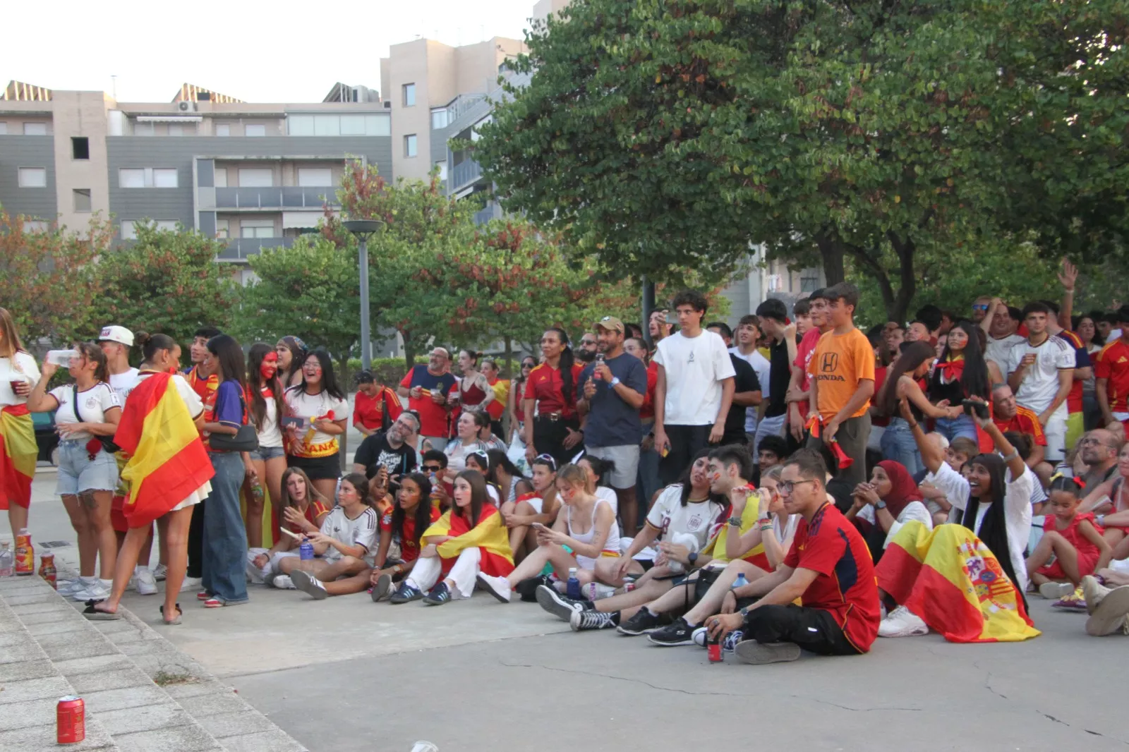 Oscenses animando a la Selección Española en la final del Mundial de Fútbol 2026. Foto Carlos Neofato