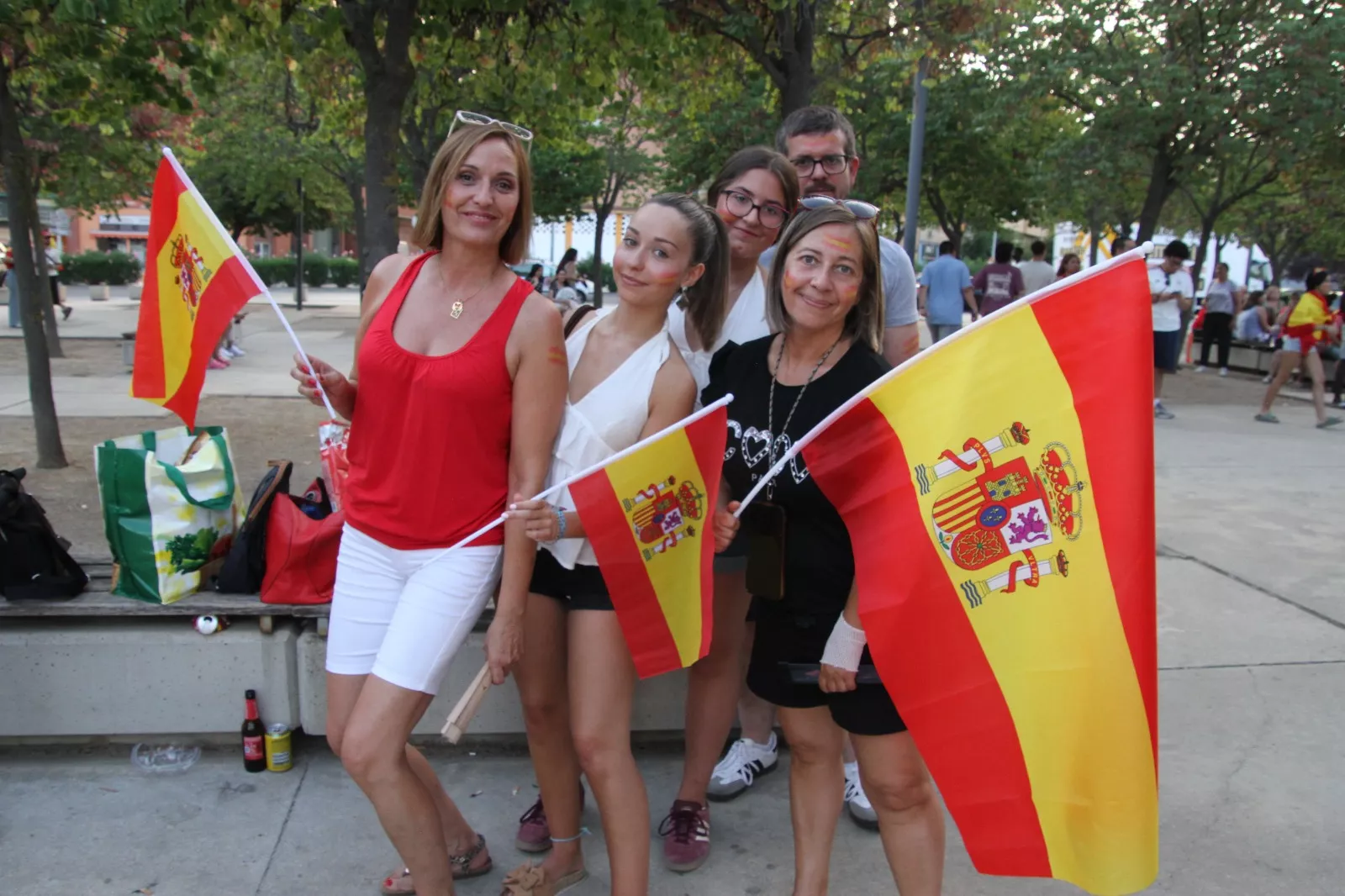 Oscenses animando a la Selección Española en la final del Mundial de Fútbol 2026. Foto Carlos Neofato