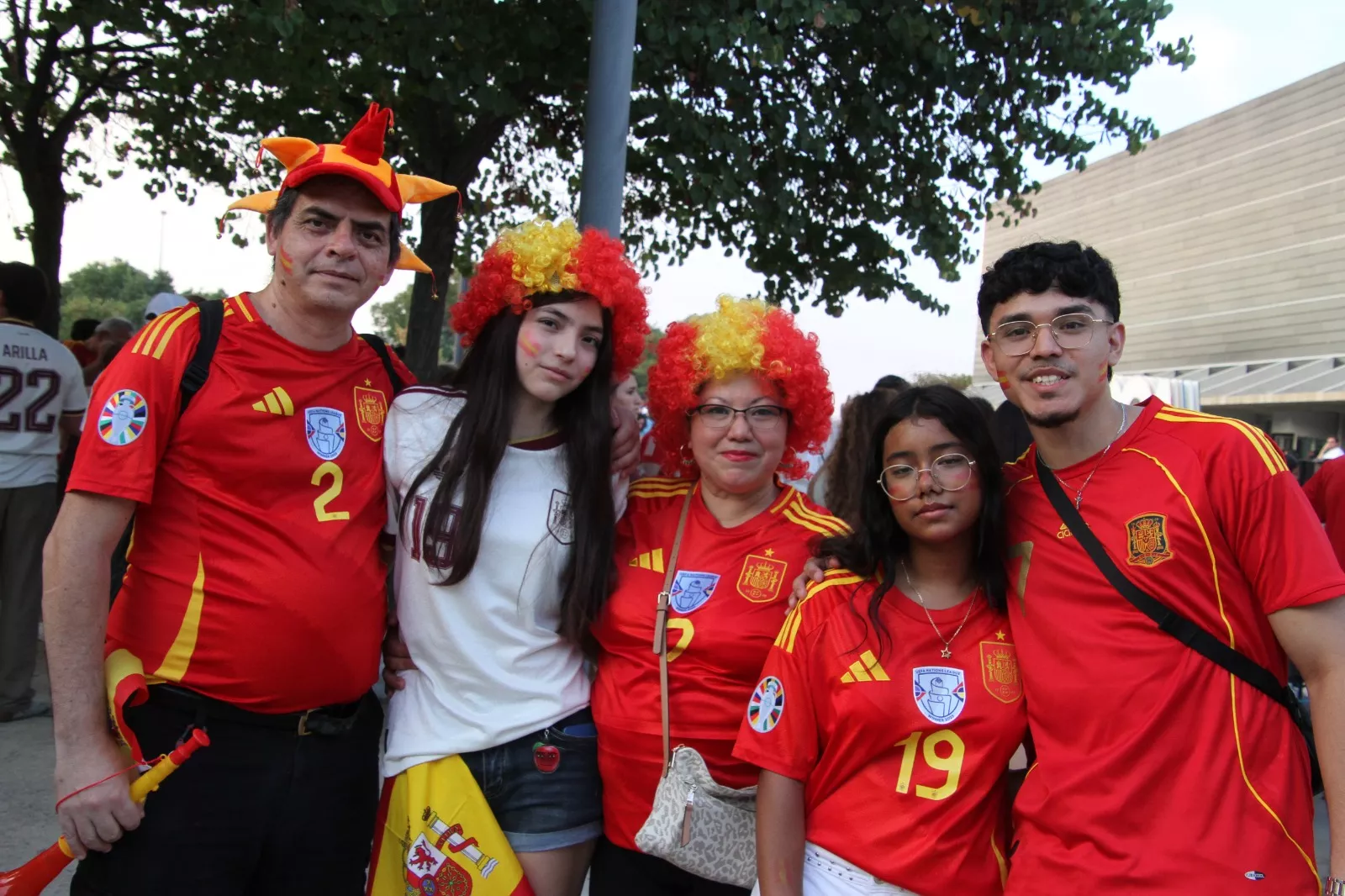 Oscenses animando a la Selección Española en la final del Mundial de Fútbol 2026. Foto Carlos Neofato
