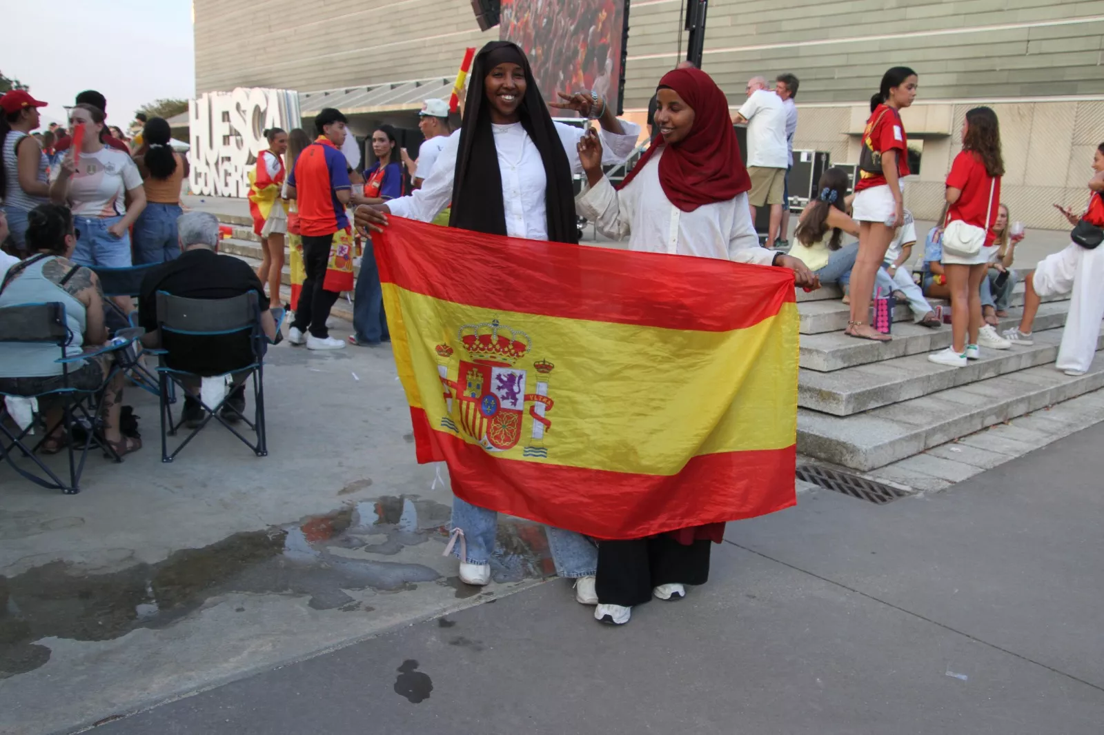 Oscenses animando a la Selección Española en la final del Mundial de Fútbol 2026. Foto Carlos Neofato