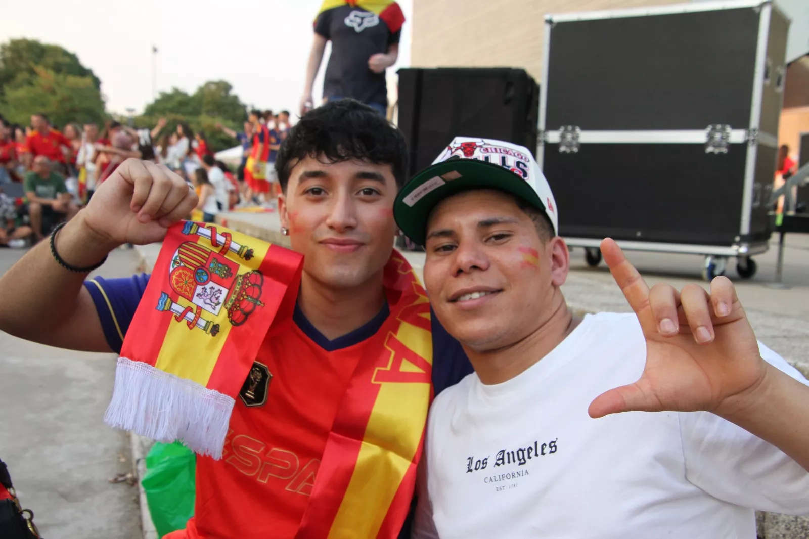 Oscenses animando a la Selección Española en la final del Mundial de Fútbol 2026. Foto Carlos Neofato
