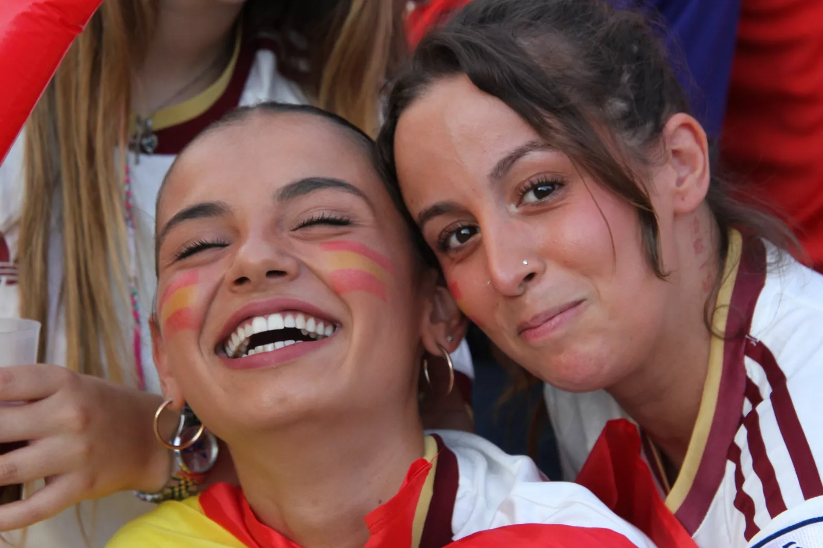 Oscenses animando a la Selección Española en la final del Mundial de Fútbol 2026. Foto Carlos Neofato