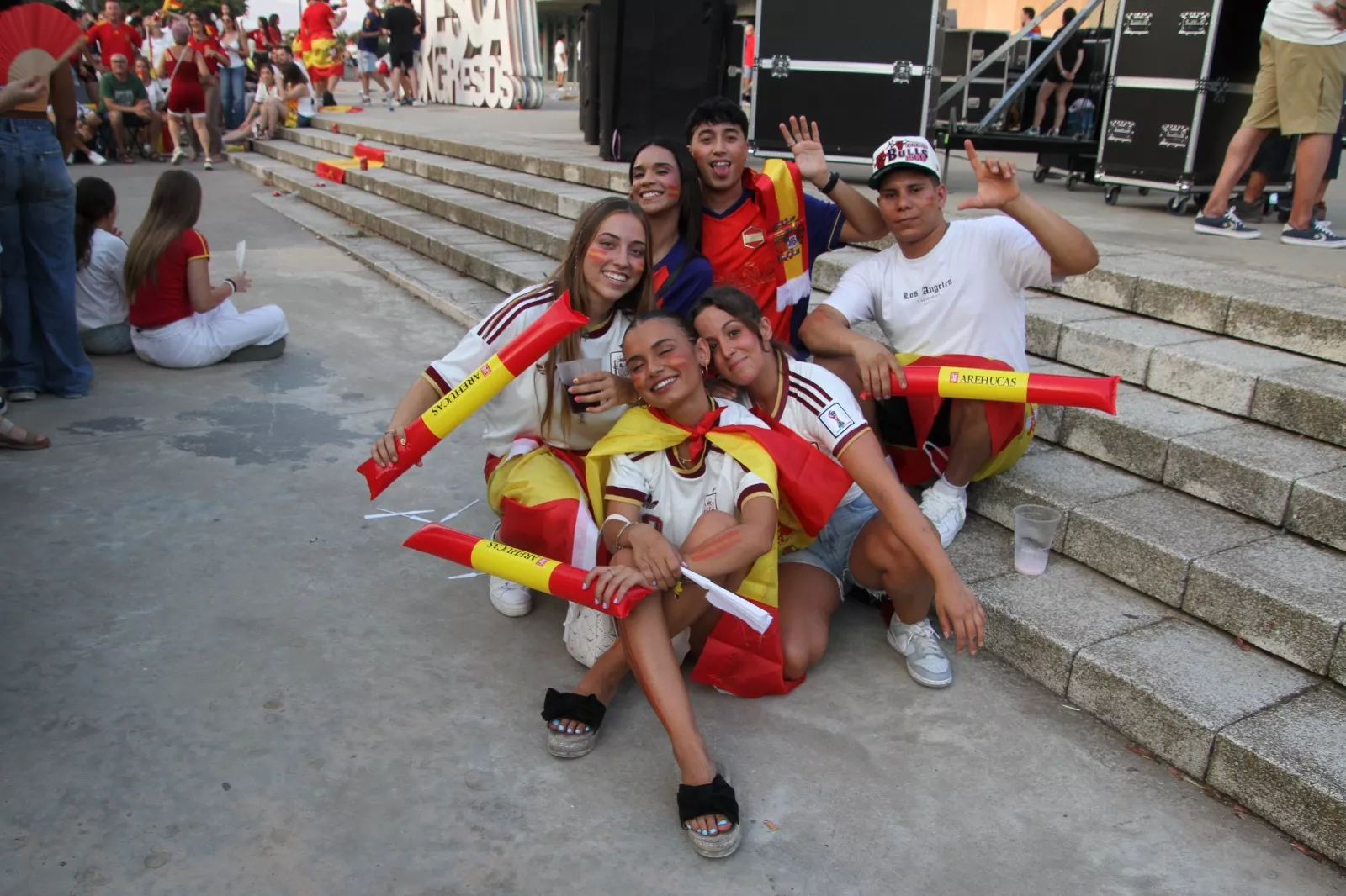 Oscenses animando a la Selección Española en la final del Mundial de Fútbol 2026. Foto Carlos Neofato