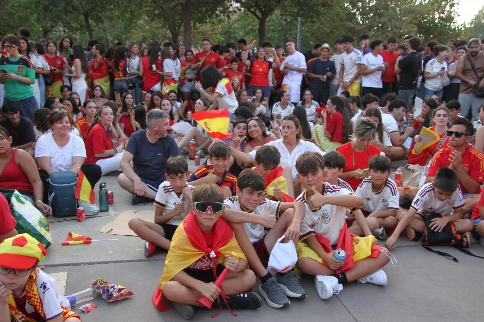 Oscenses animando a la Selección Española en la final del Mundial de Fútbol 2026. Foto Carlos Neofato