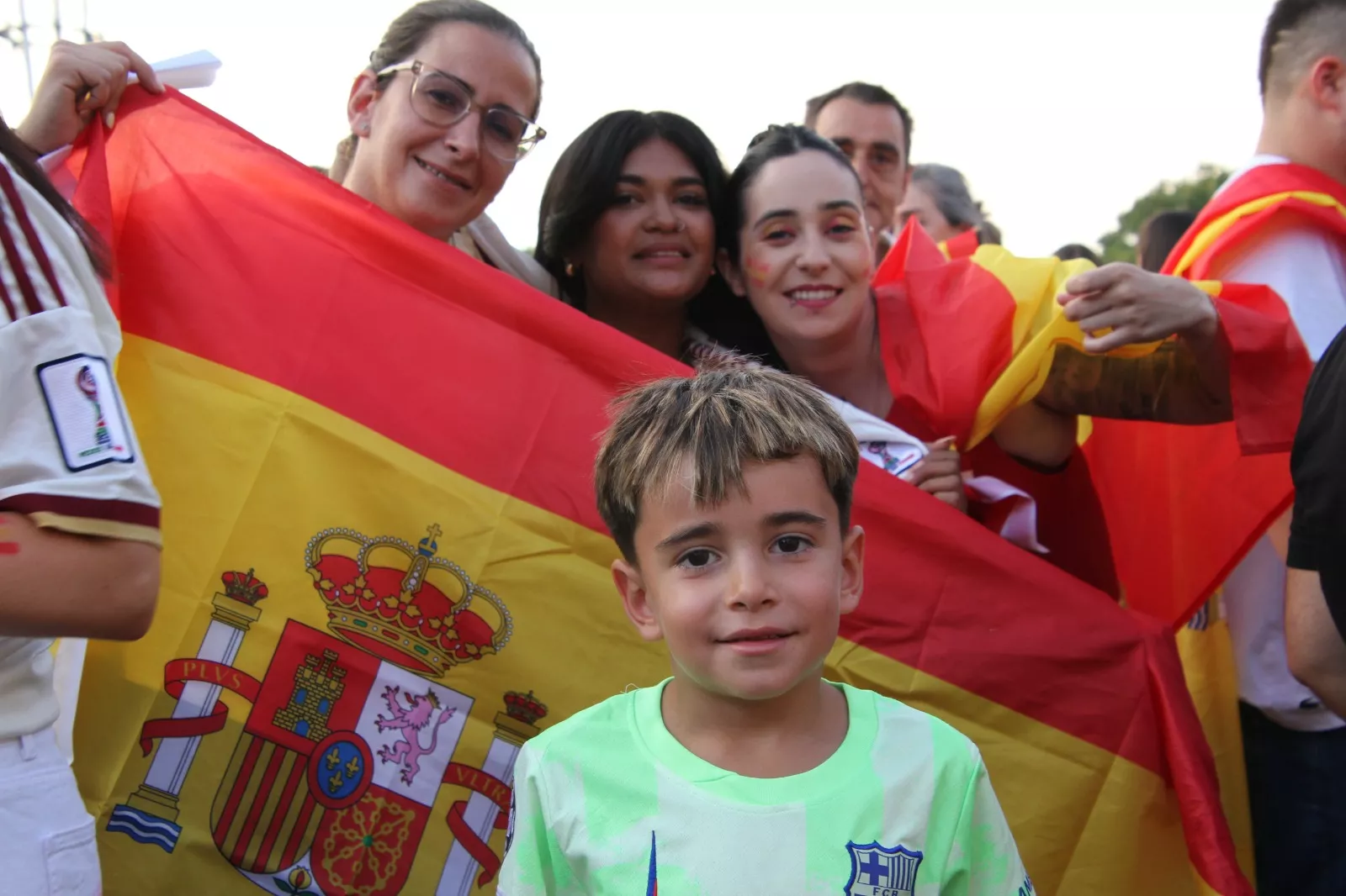 Oscenses animando a la Selección Española en la final del Mundial de Fútbol 2026. Foto Carlos Neofato