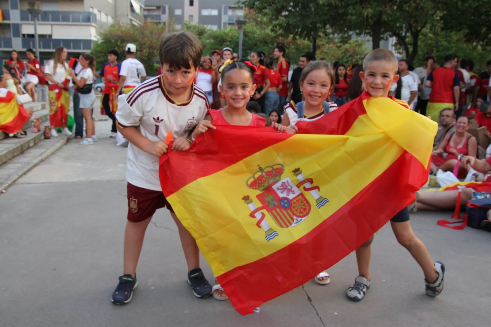 Oscenses animando a la Selección Española en la final del Mundial de Fútbol 2026. Foto Carlos Neofato