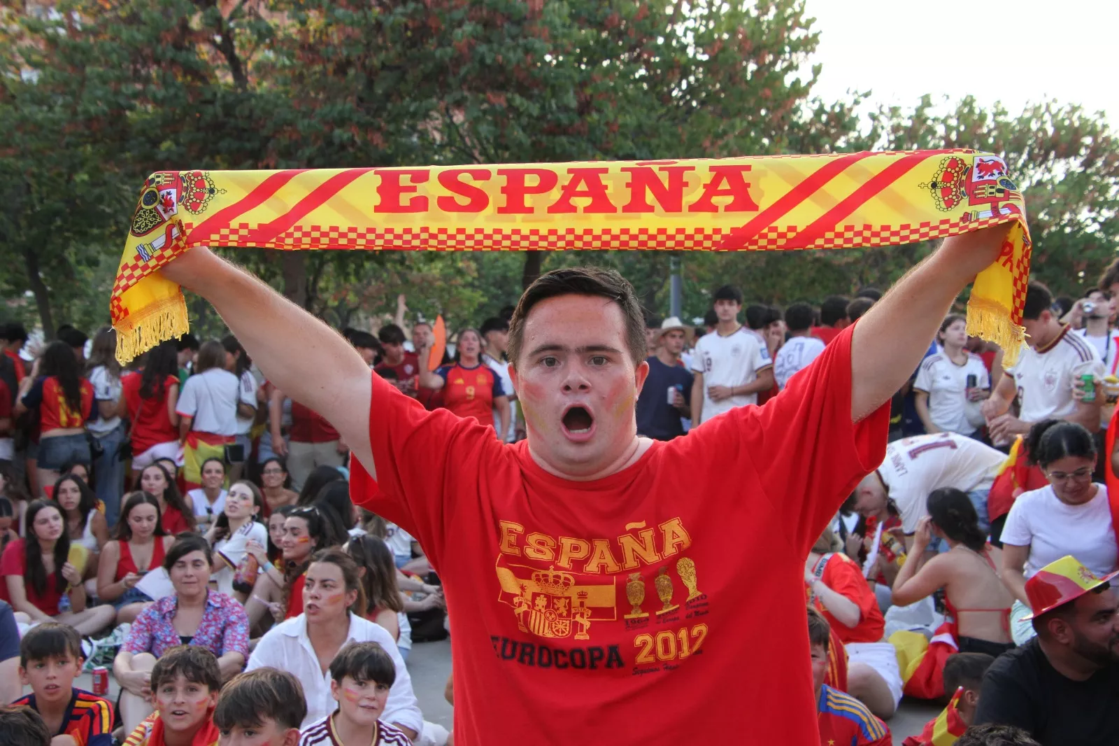Oscenses animando a la Selección Española en la final del Mundial de Fútbol 2026. Foto Carlos Neofato
