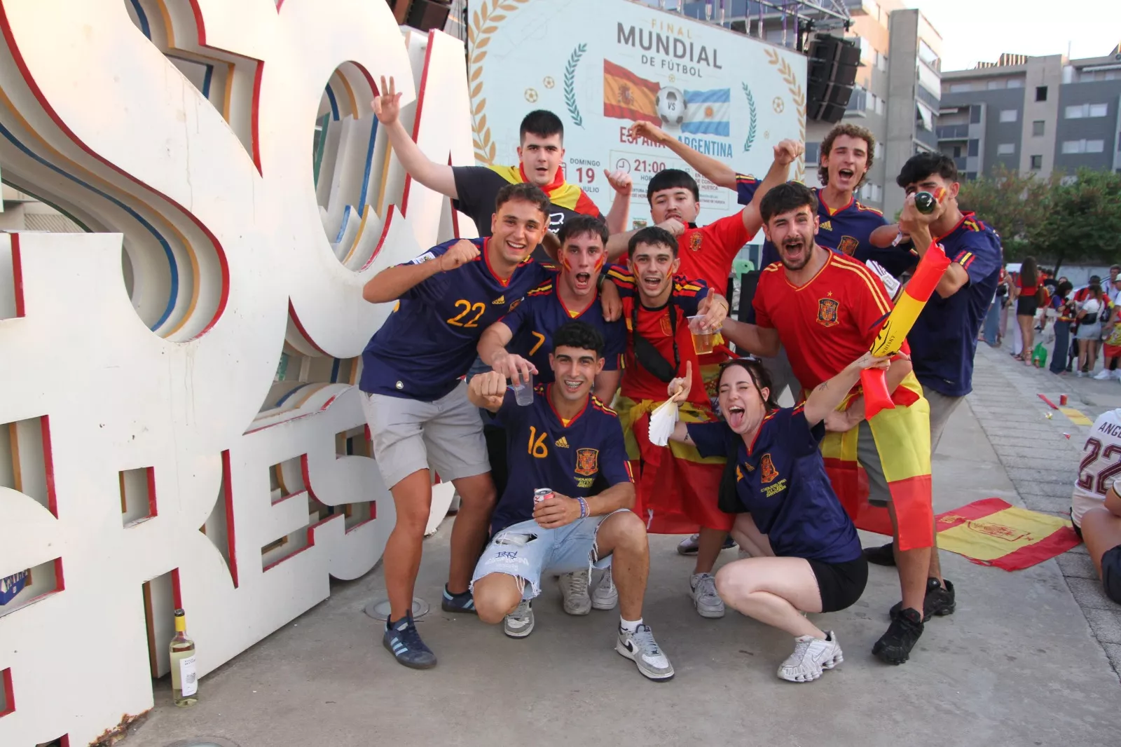 Oscenses animando a la Selección Española en la final del Mundial de Fútbol 2026. Foto Carlos Neofato