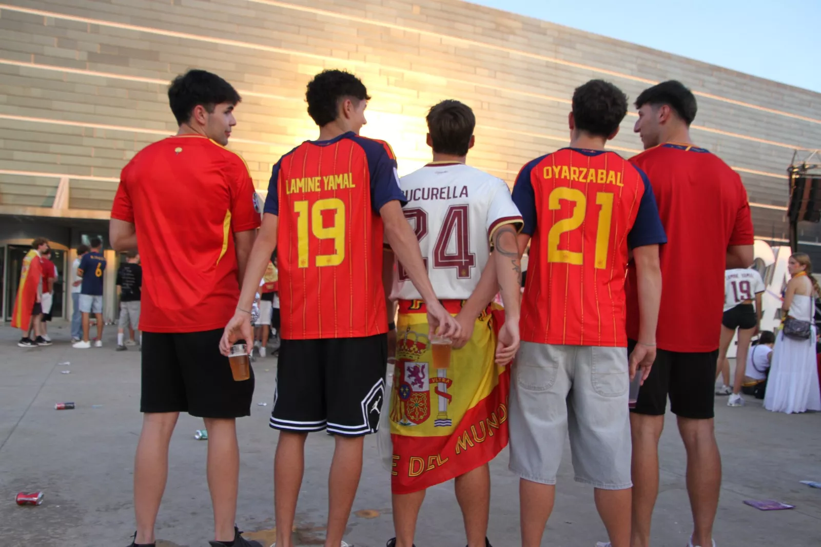 Oscenses animando a la Selección Española en la final del Mundial de Fútbol 2026. Foto Carlos Neofato