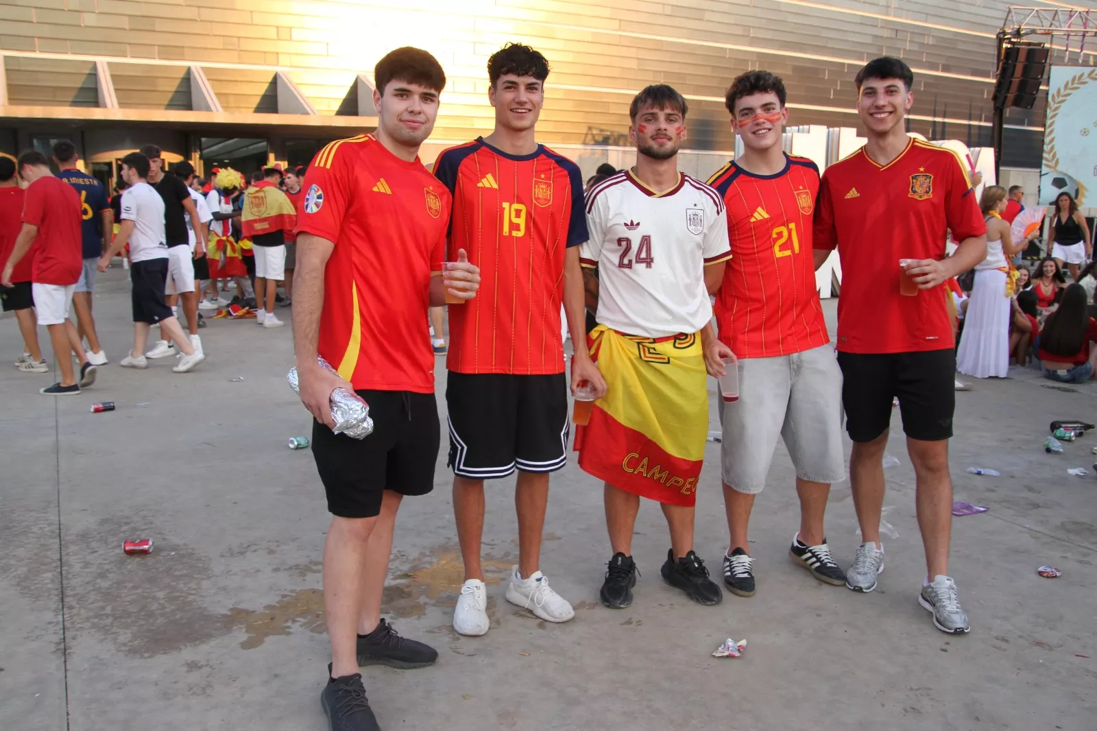 Oscenses animando a la Selección Española en la final del Mundial de Fútbol 2026. Foto Carlos Neofato