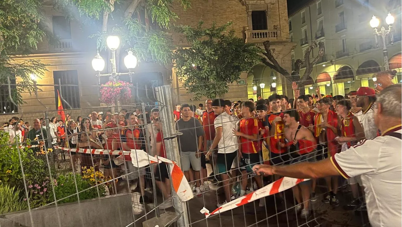 Celebración de la victoria de España en la plaza de Navarra. Foto Mercedes Manterola
