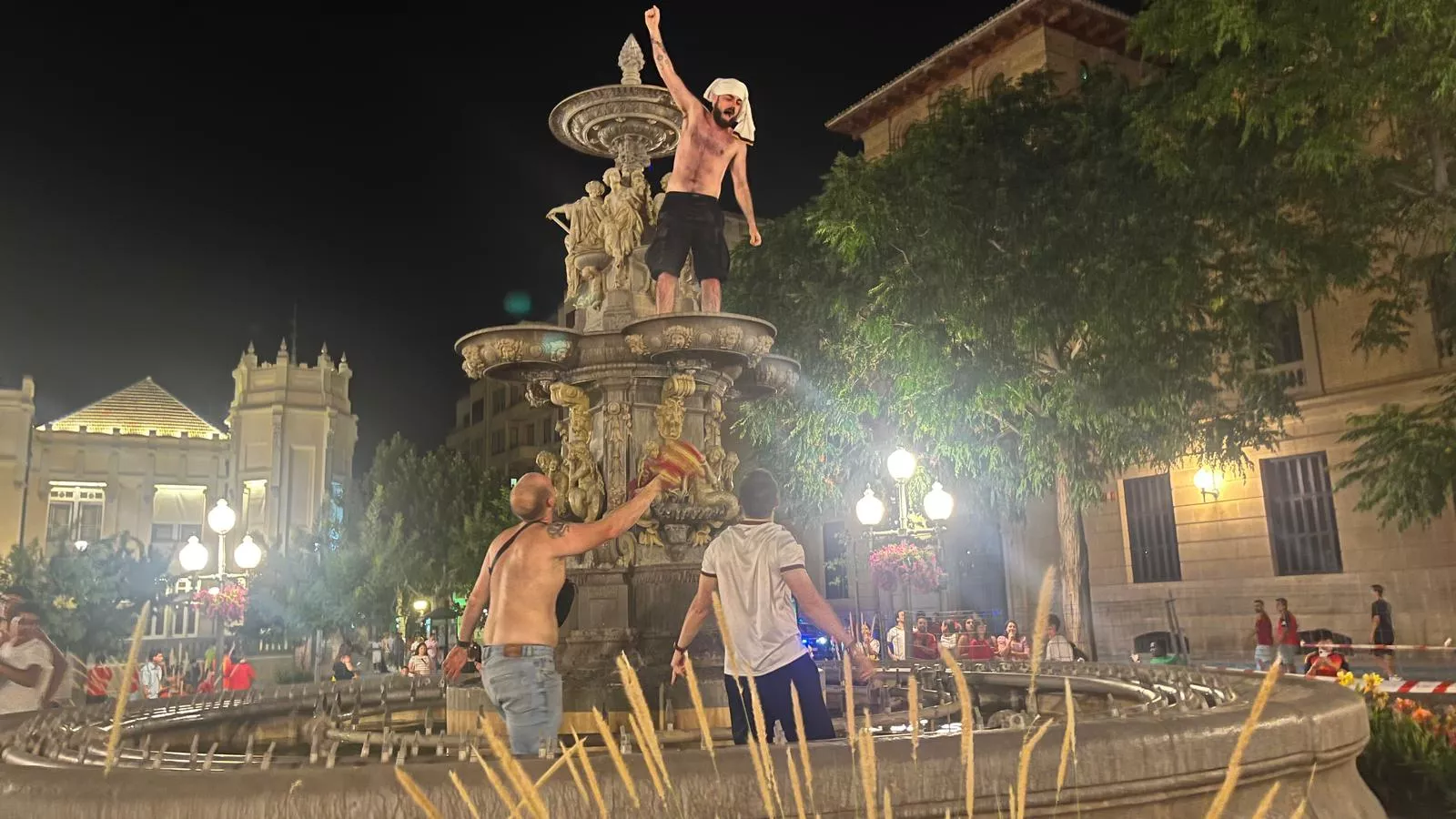 Celebración de la victoria de España en la plaza de Navarra. Foto Mercedes Manterola