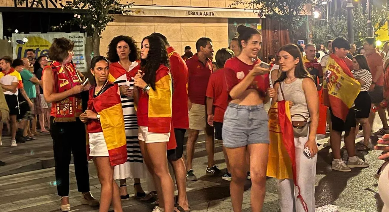 Celebración de la victoria de España en la plaza de Navarra. Foto Mercedes Manterola