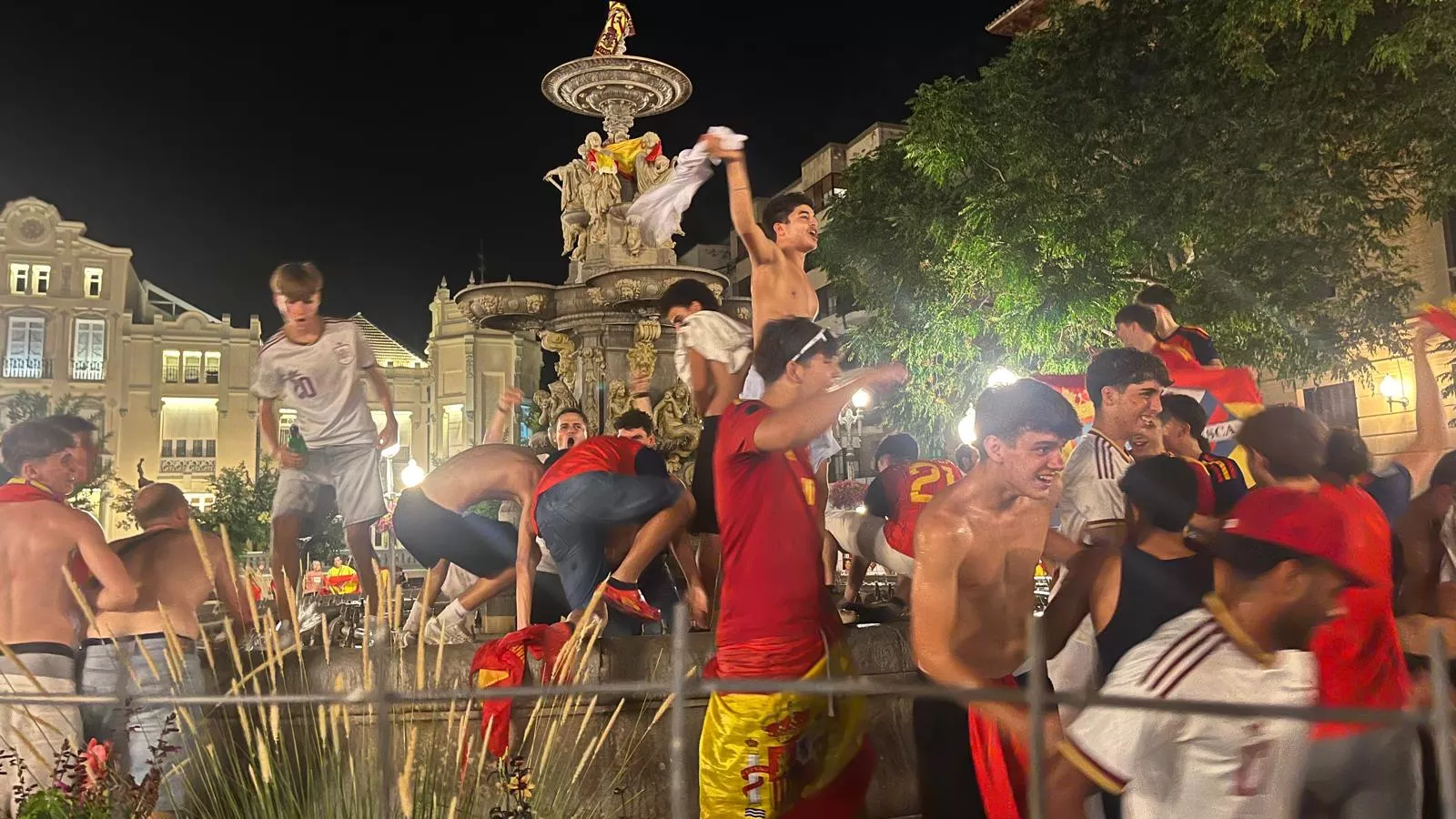 Celebración de la victoria de España en la plaza de Navarra. Foto Mercedes Manterola