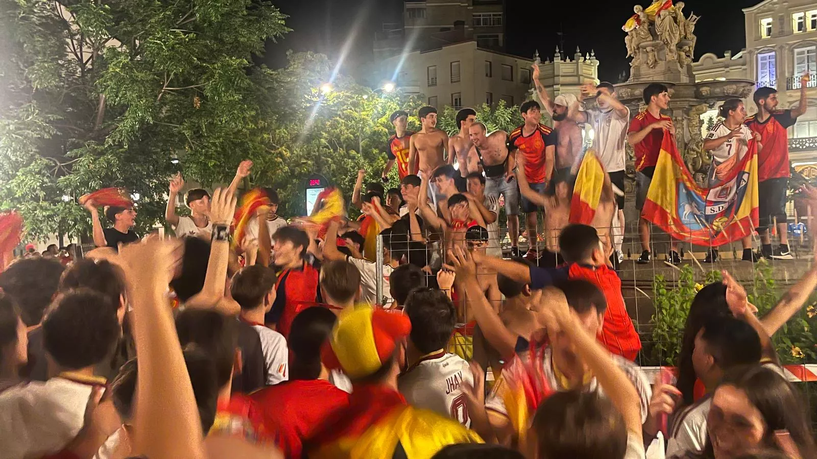 Celebración de la victoria de España en la plaza de Navarra. Foto Mercedes Manterola