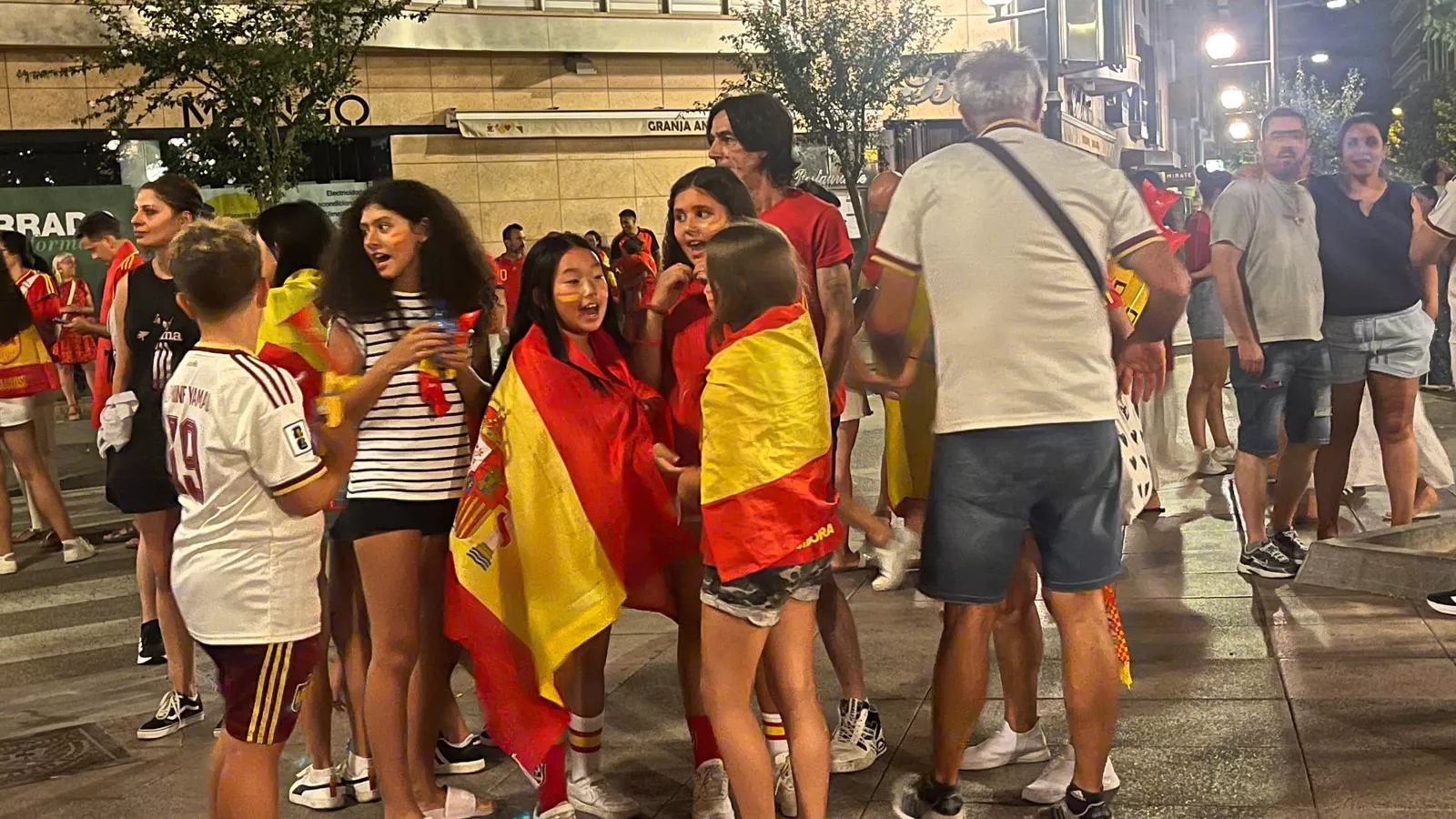Celebración de la victoria de España en la plaza de Navarra. Foto Mercedes Manterola