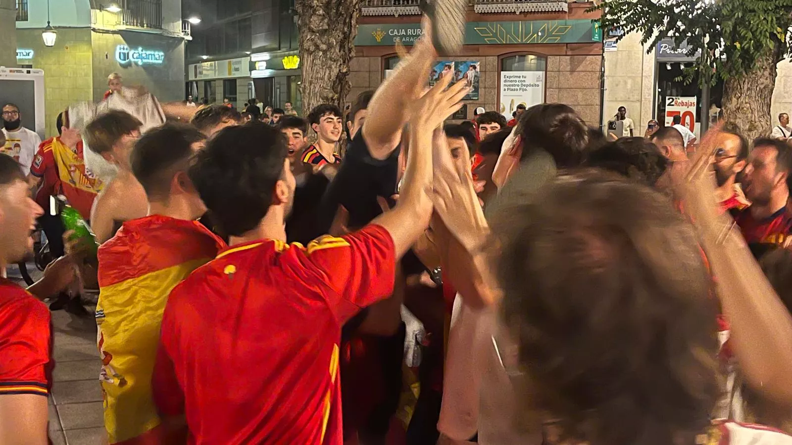Celebración de la victoria de España en la plaza de Navarra. Foto Mercedes Manterola