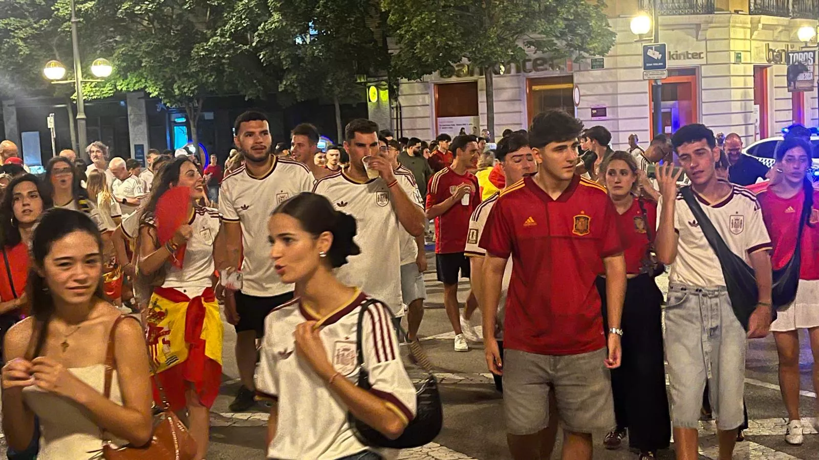 Celebración de la victoria de España en la plaza de Navarra. Foto Mercedes Manterola
