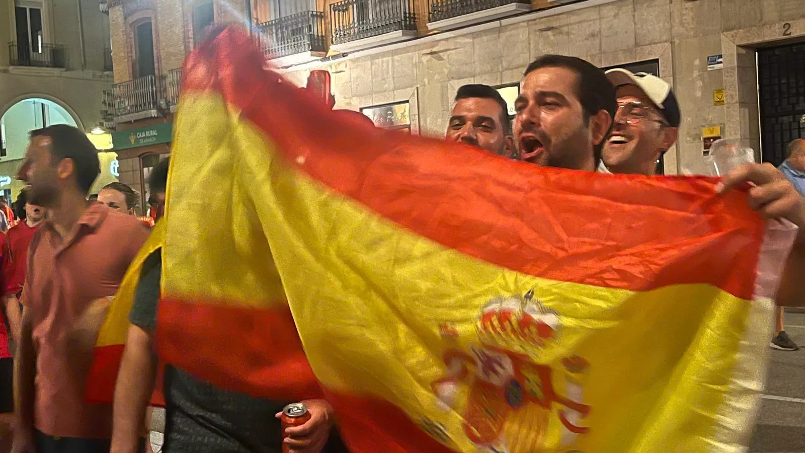 Celebración de la victoria de España en la plaza de Navarra. Foto Mercedes Manterola