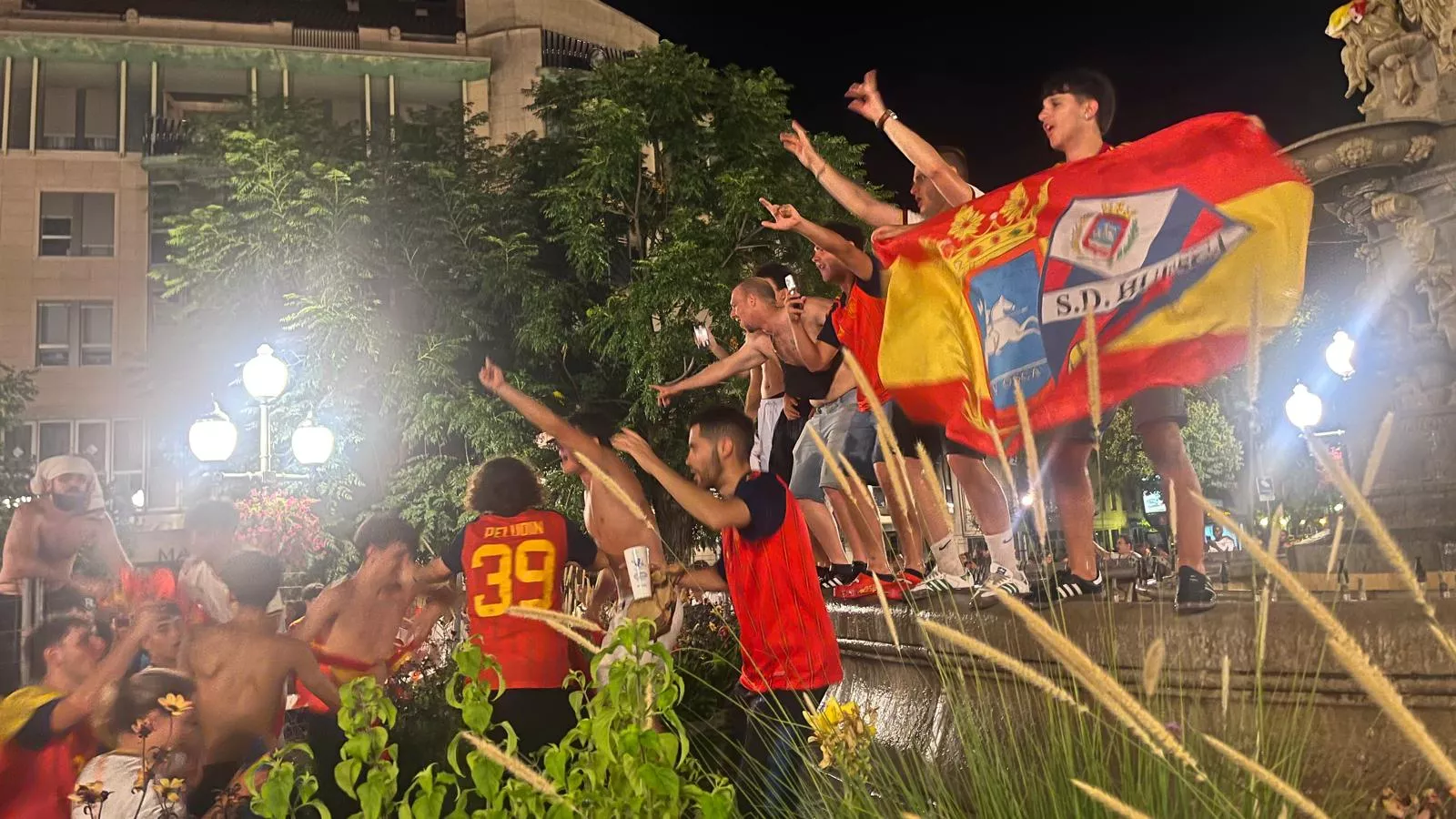 Celebración de la victoria de España en la plaza de Navarra. Foto Mercedes Manterola