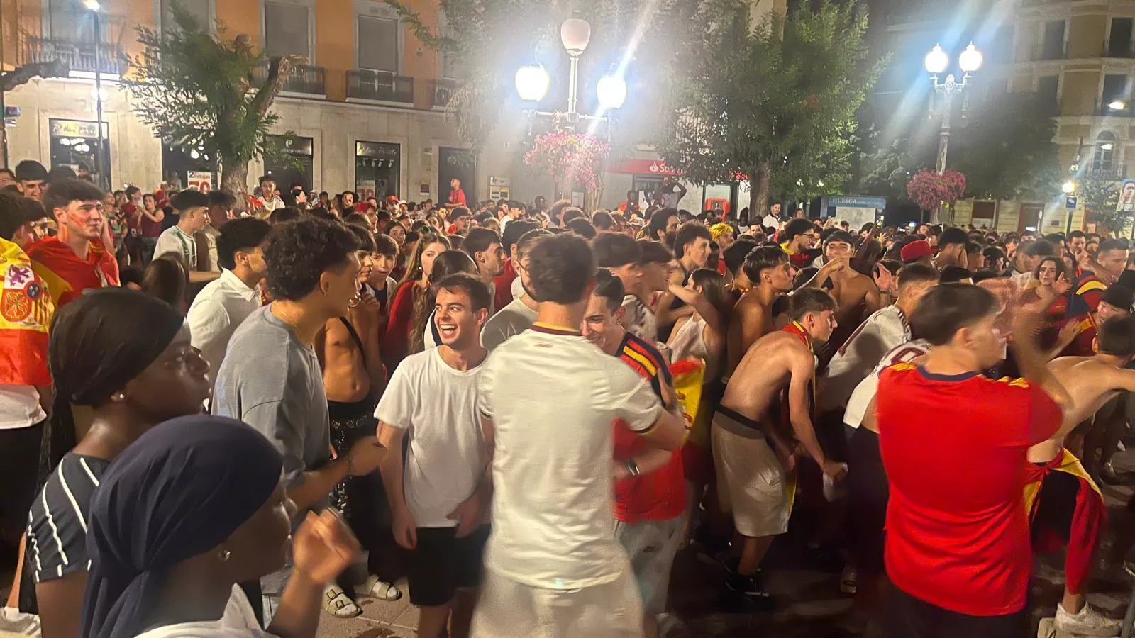 Celebración de la victoria de España en la plaza de Navarra. Foto Mercedes Manterola