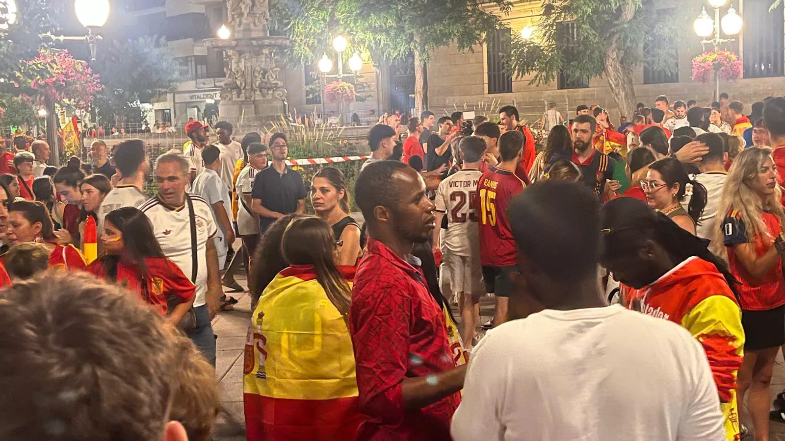 Celebración de la victoria de España en la plaza de Navarra. Foto Mercedes Manterola