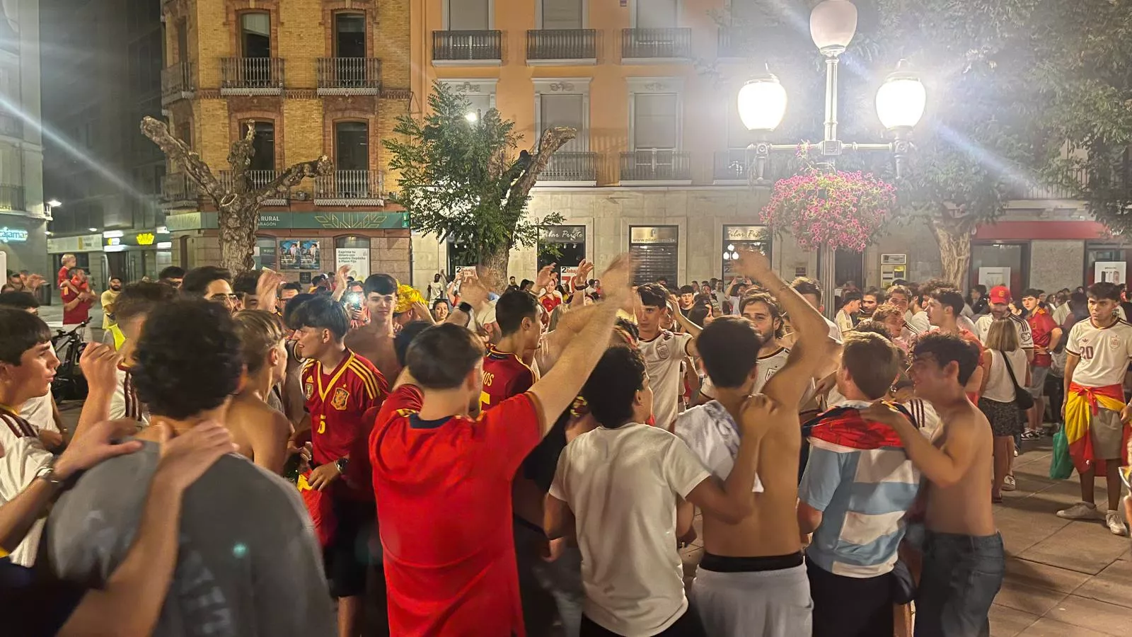 Celebración de la victoria de España en la plaza de Navarra. Foto Mercedes Manterola
